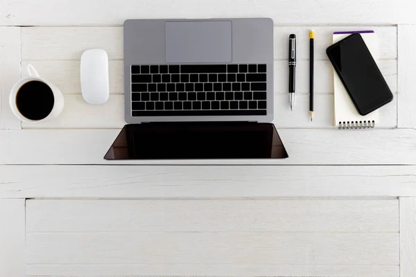 Flat lay, bovenaanzicht houten bureau Werkruimte — Stockfoto