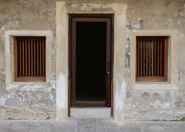 Старое старинное традиционное деревянное окно, дверь и цементная стена — стоковое фото