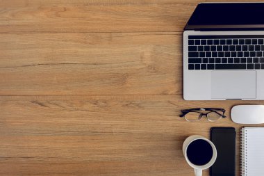 Düzlük, üst görünüm ahşap ofis çalışma alanı