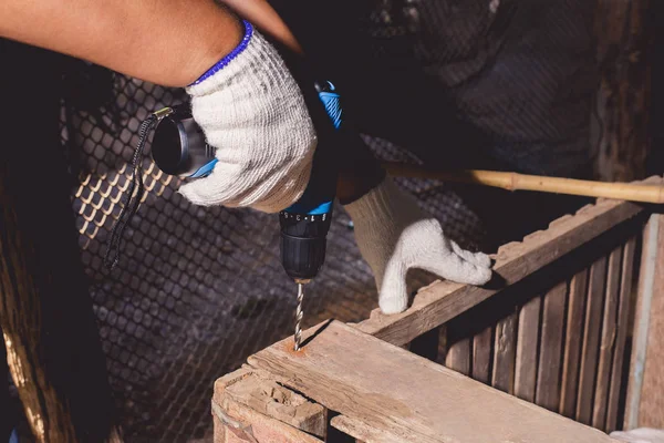 Koruyucu eldiven ile mavi gömlek inşaat adam işçiler bir — Stok fotoğraf