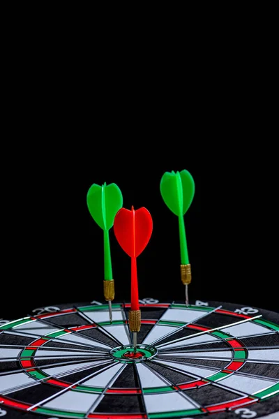 Fléchette rouge et verte frappant le centre de la cible est Dart board Iso — Photo