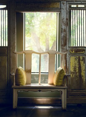 Sabah güneşi Eski bir Çin tarzı ahşap bankla