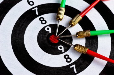 Kırmızı ve yeşil ok hedefi vuruyor, Dart tahtası Iso.