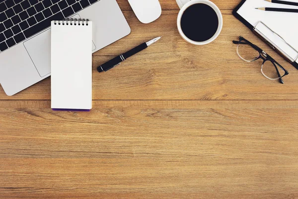 Flat lay, bovenaanzicht houten bureau Werkruimte — Stockfoto