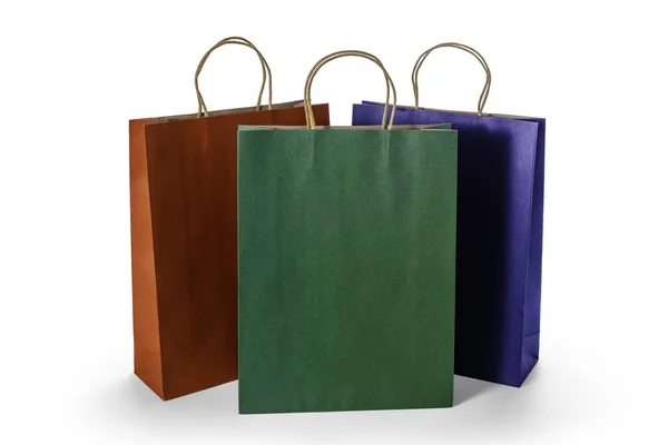 흰색 배낭 위에 떨어져 있는 다채 로운 종 이 쇼핑백들 — 스톡 사진