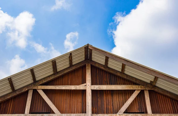 Gable de casas de madeira e paredes galvanizadas — Fotografia de Stock
