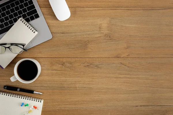 Flat lay, bovenaanzicht houten bureau Werkruimte — Stockfoto