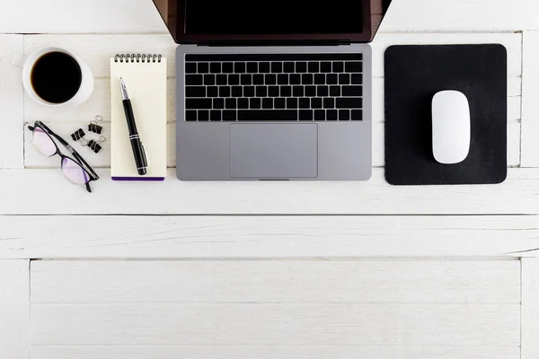 Flat lay, bovenaanzicht houten bureau Werkruimte — Stockfoto