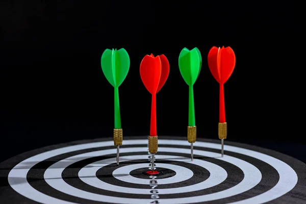 红色和绿色飞镖射中目标中心飞镖板被黑色背景隔离 设定目标完成概念挑战商业目标并准备好实现目标和营销概念 — 图库照片