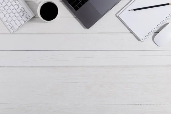 Flat Lay Bovenaanzicht Houten Bureau Werkruimte Met Blanco Notitieboek Toetsenbord — Stockfoto