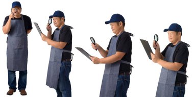 Siyah gömlekli ve önlüklü müfettiş, beyaz arka planda izole edilmiş büyüteçle tam vücut işçi ya da asker koleksiyonu yapıyor ya da arıyor.