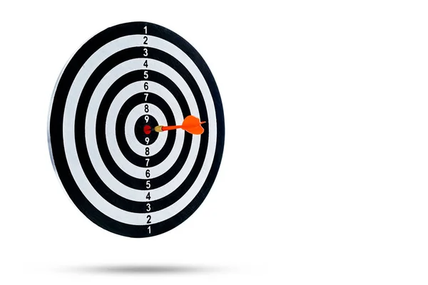 红色飞镖射中目标中心飞镖板与白色背景隔离 设定目标达成理念挑战商业目标并准备好实现目标和营销理念 — 图库照片