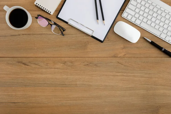 Platt Ligg Översiktligt Skrivbord Trä Arbetsplats Med Tomt Urklipp Tangentbord — Stockfoto