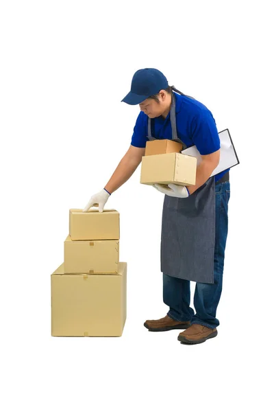 亚洲送货员穿着蓝色衬衫围裙工作 防护手套检查或计数产品 带剪贴板的包裹作为检查清单 收到带有裁剪路径的孤立的白色背景 — 图库照片