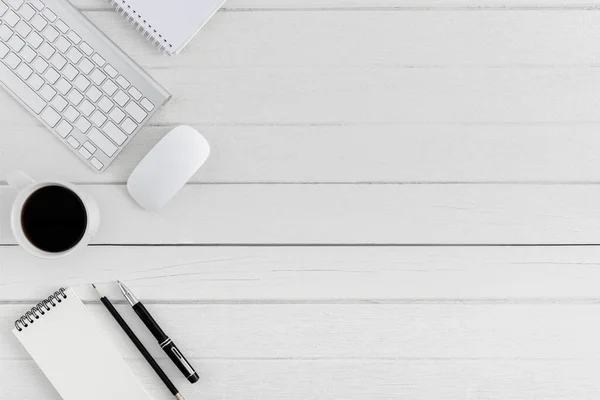 Flacher Hölzerner Schreibtisch Von Oben Arbeitsbereich Mit Leerem Notizbuch Tastatur — Stockfoto