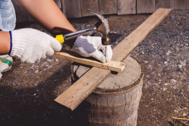 Koruyucu eldiven ve takım kemeri ve çekiç ile çalışma ile mavi gömlek inşaat adam işçiler