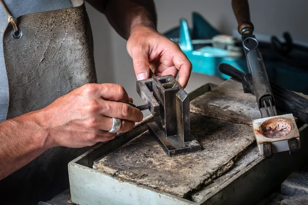 Tavení stříbrná Ingot v kelímku s hořák; — Stock fotografie