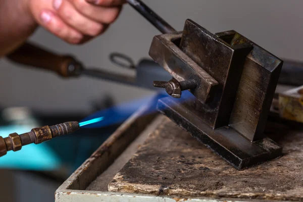 Steekvlam op metalen mal bij goudsmid atelier — Stockfoto