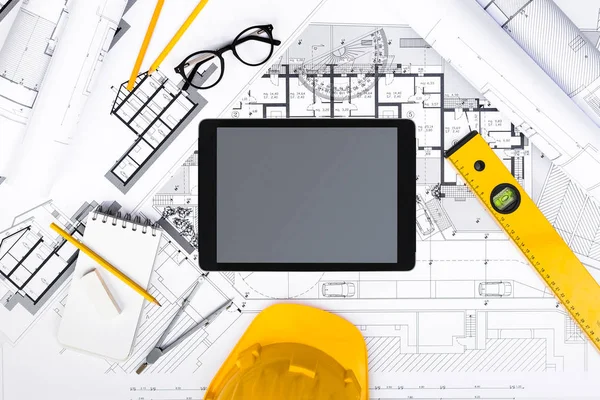 Planos de construção com Tablet, desenho e ferramentas de trabalho — Fotografia de Stock