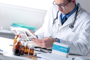 Erkek onun Office Masaüstü çalışma, tıp Rep inceleyerek doktor
