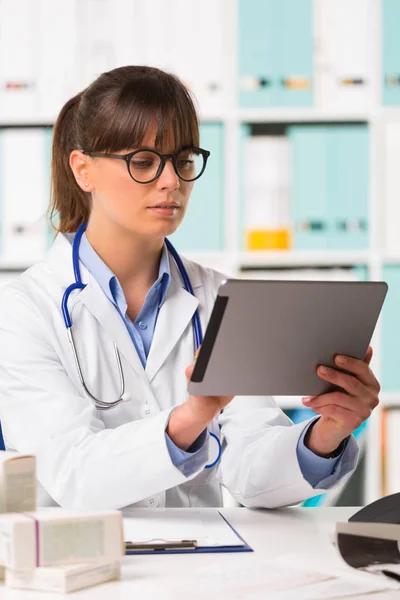 Átgondolt női orvos pult segítségével tabletta — Stock Fotó