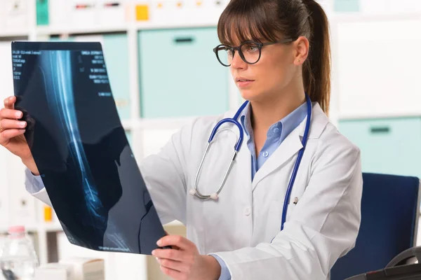 Női orvos nézett betegek röntgen — Stock Fotó