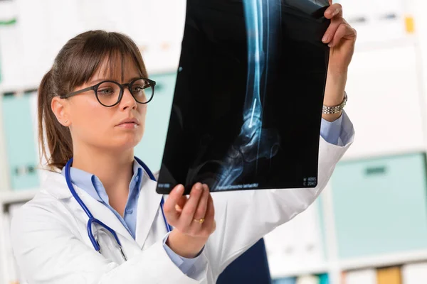 Dokter Perempuan Menatap Pasien X-ray — Stok Foto