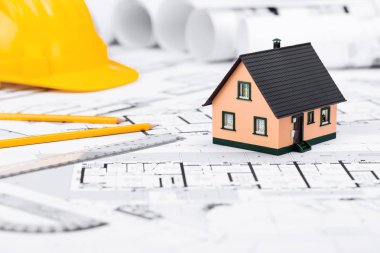 Çizim araçları ev minyatür ve güvenlik ile inşaat planları