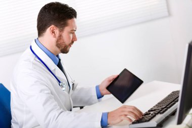 erkek doktor tablet kullanma