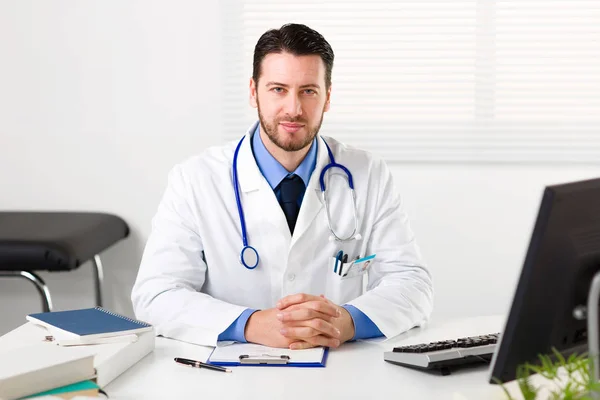 Médico de casaco branco com estetoscópio no pescoço — Fotografia de Stock