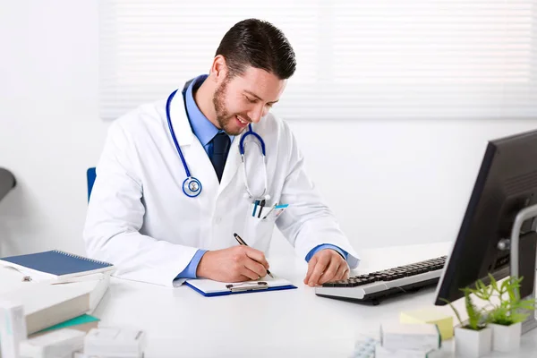 Sonriente Hombre doctor escribir notas — Foto de Stock