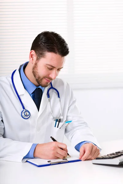 Hombre doctor escribiendo notas — Foto de Stock