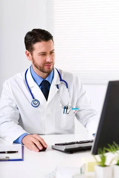 Médico masculino trabajando en la computadora —  Fotos de Stock