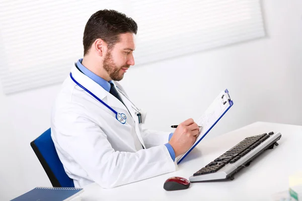 Hombre doctor escribiendo notas —  Fotos de Stock