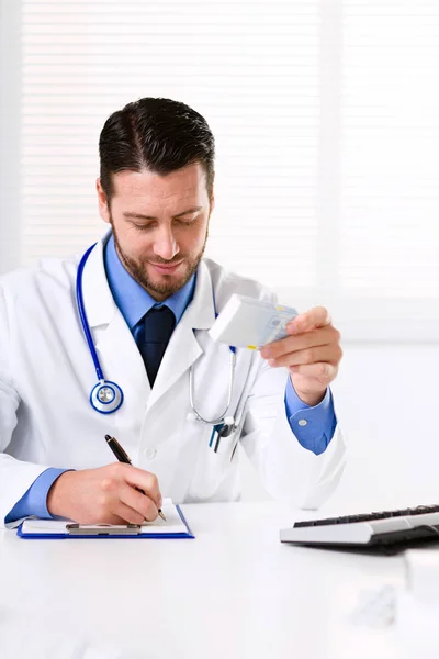 Médico varón escribiendo prescripción —  Fotos de Stock