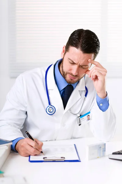 Médico pensando em prescrição — Fotografia de Stock