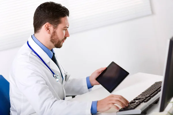 Mężczyzna lekarz za pomocą tabletu — Zdjęcie stockowe