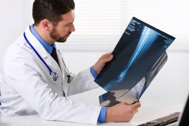 Erkek doktor hasta x-ray arıyorsunuz