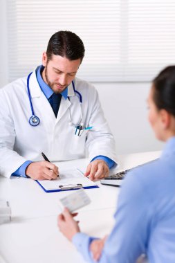 Doktor reçete yazıyor.
