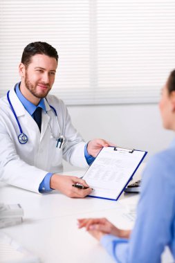 Doktor hastanın imza isteme