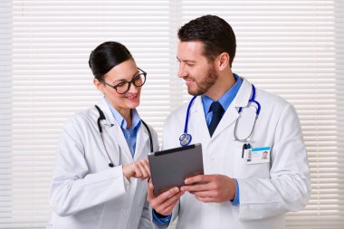 Doktorlar tablet uygulamasını işte kullanma