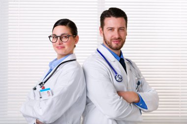 Tıbbi işçiler arka arkaya ayakta