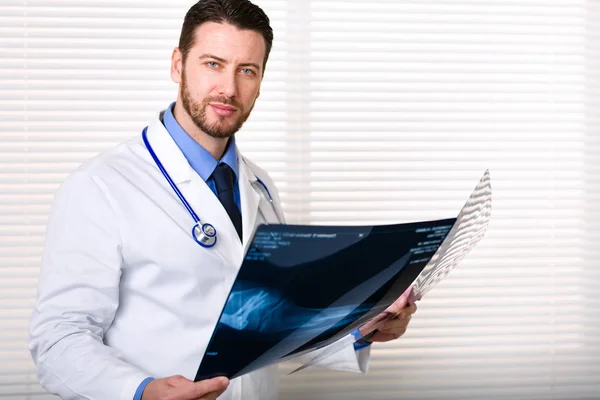 Bonito retrato médico masculino segurando pacientes raio-x — Fotografia de Stock