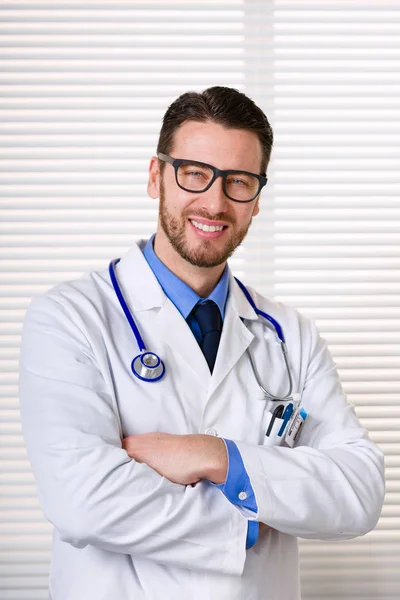 Sorrindo médico masculino com óculos retrato — Fotografia de Stock