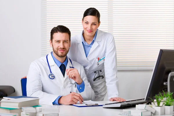 Két fiatal orvosok fehér kabát — Stock Fotó