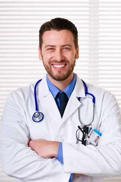 Gülümseyen erkek doktor portre — Stok fotoğraf