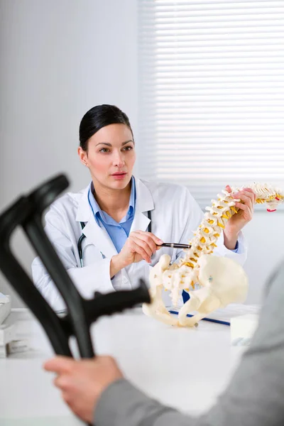 Dokter bedah Orthopaedic menjelaskan cedera punggung — Stok Foto