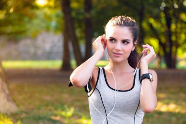 Kadın atlet kulaklık ile müzik dinlemek