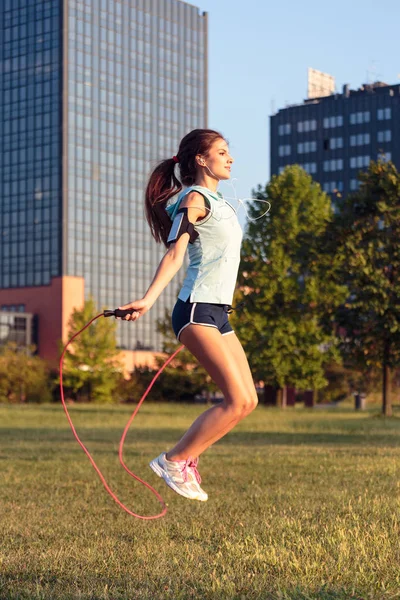 Woman with jumping rope in the city park. — Stock Photo, Image