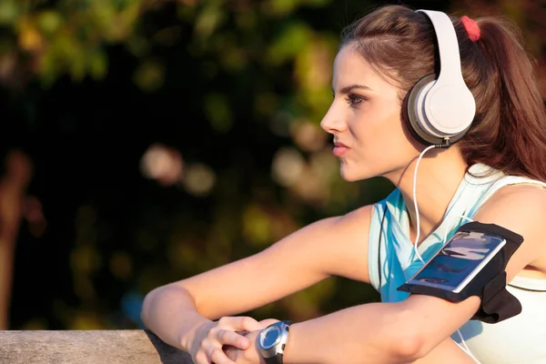 Frau hört Musik mit Kopfhörer vom Smartphone — Stockfoto